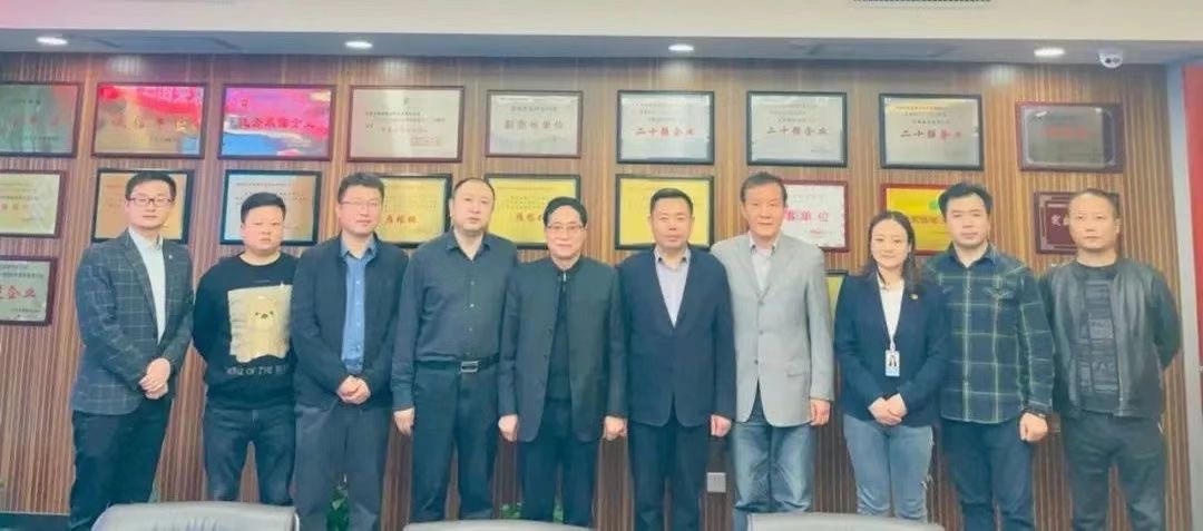 秦商百人會(huì)、西安建筑安裝協(xié)會(huì)蒞臨立豪集團(tuán)交流座談